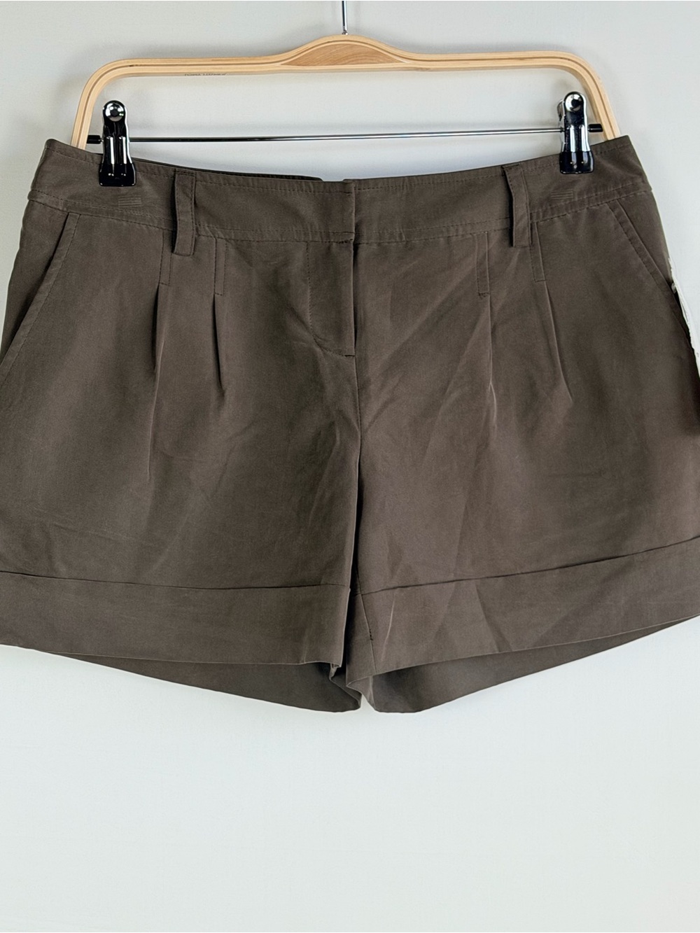 ELLE Olive Green Pleated Cuffed Shorts Size 8 NWT